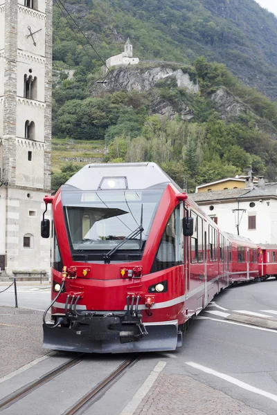 Treno a Tirano città, Italia . — Foto Stock