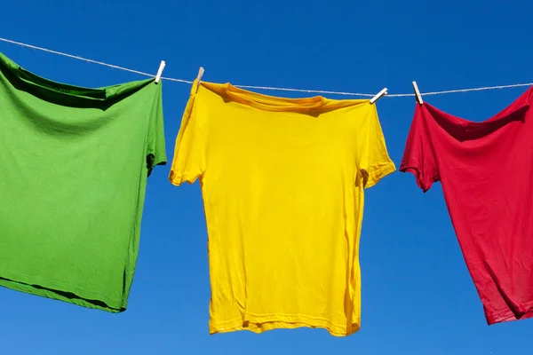 Waslijn en shirts. — Stockfoto