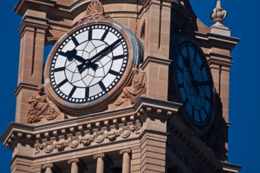 Sydney belediye binasına Saat Kulesi
