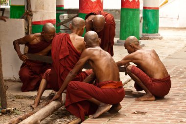 Keşişler çalışma