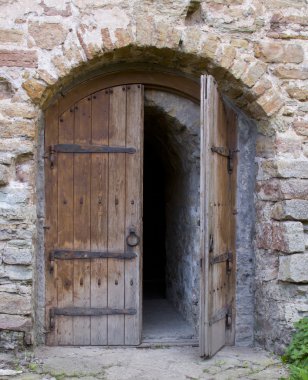 Antik kilise kapısına