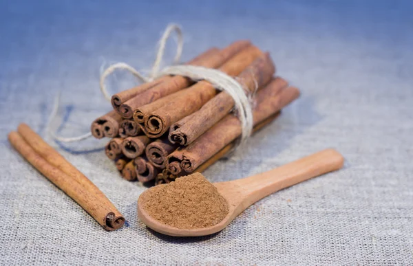 Un mucchio di bastoncino di cannella — Foto Stock