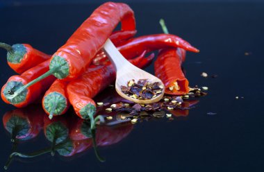 Kırmızı Pul biber ve kaşığı tohum