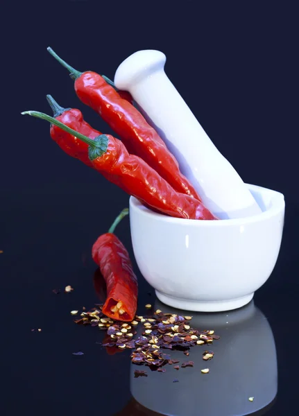 Červené chilli papričky v třecí misce — Stock fotografie