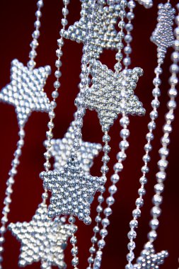 kırmızı zemin üzerine yıldız çelenk