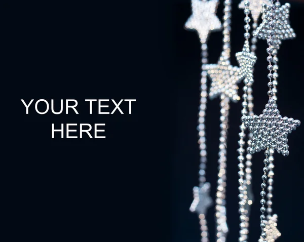 koyu arka plan üzerinde Gümüş Yıldız çelenk