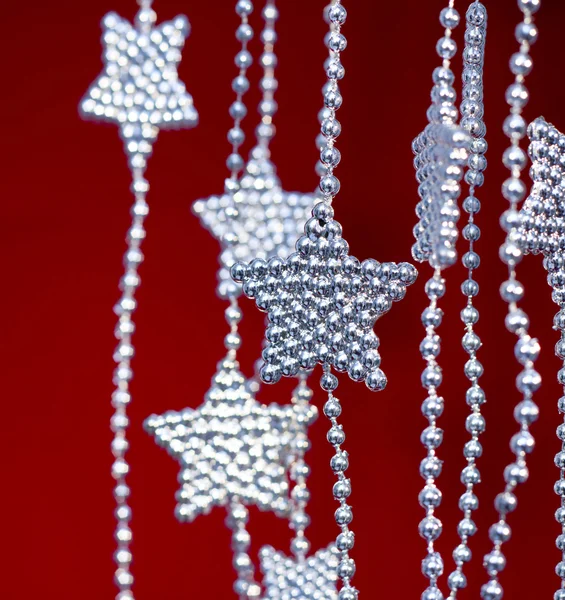 Silver Stars guirlanda no fundo vermelho — Fotografia de Stock