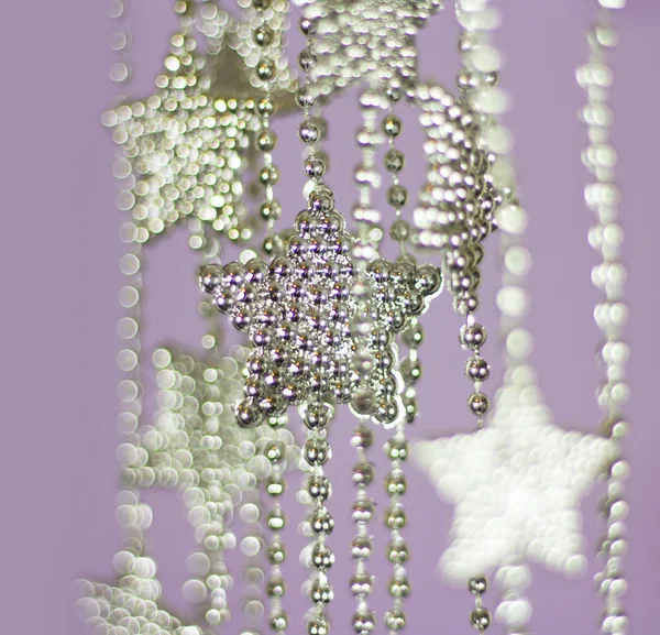 Silver Stars guirlanda no fundo roxo — Fotografia de Stock