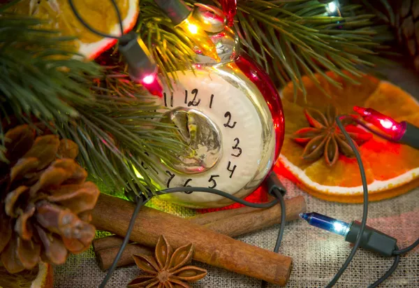 Noel ağacı süsle — Stok fotoğraf