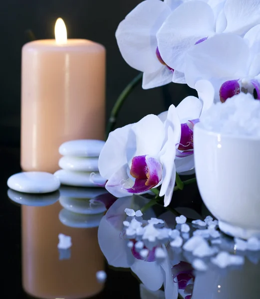 Mořská sůl s svíčku a orchidej — Stock fotografie