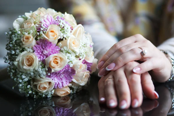 Hand med blommor — Stockfoto