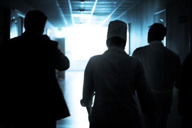 bir hayat kurtarmak için doktorlar koridorda yürürken