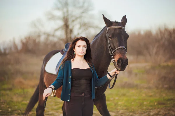 Jeune femme avec un cheval sur la nature — Photo