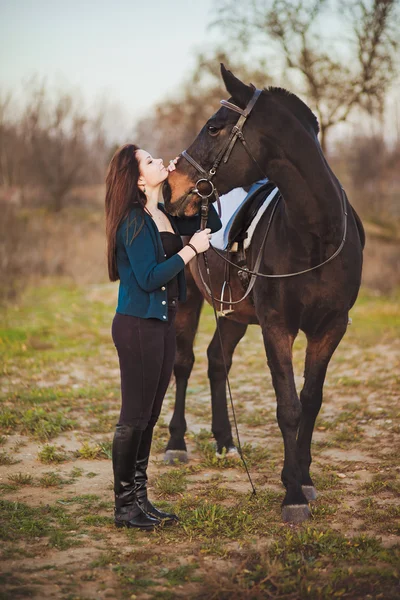 Młoda kobieta z koniem na charakter — Zdjęcie stockowe
