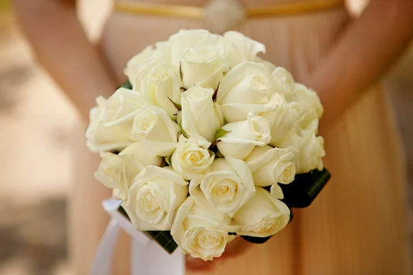 Brud som håller bröllop blomma bukett — Stockfoto