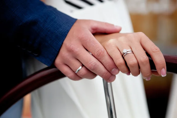 De mãos dadas recém-casados — Fotografia de Stock