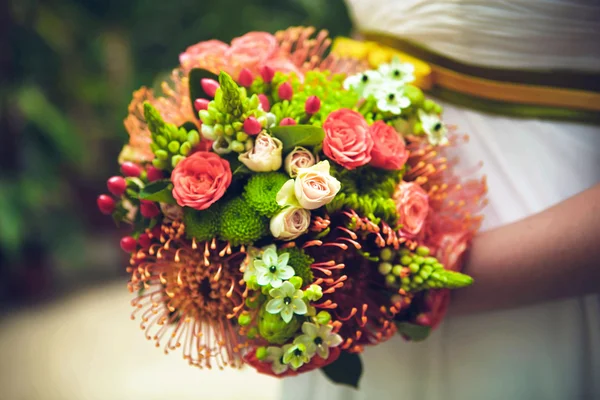 Sposa con bouquet, primo piano — Foto Stock