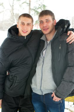 iki adam gülümsüyor