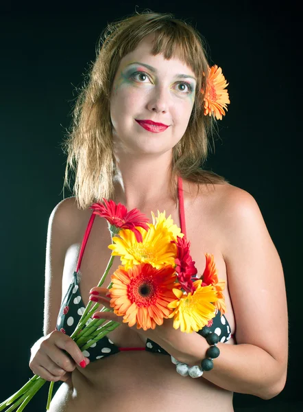 Γυναίκα με μπουκέτο λουλούδια — Φωτογραφία Αρχείου