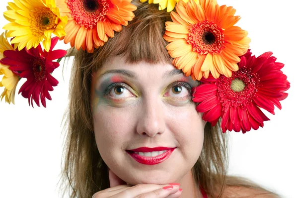 Mädchen mit einem Blumenkranz — Stockfoto