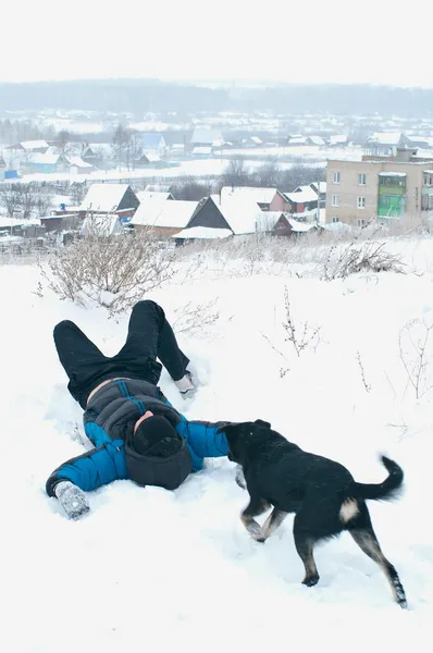 Homme jouant avec le chien — Photo