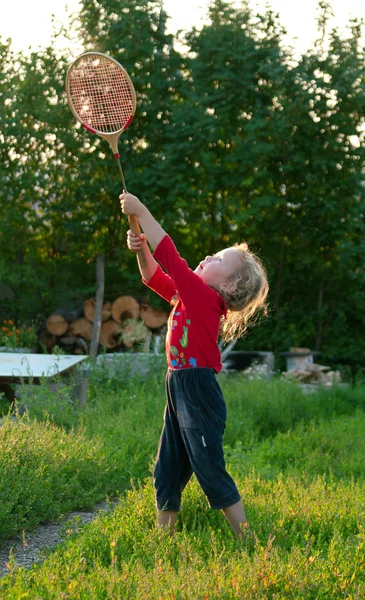 バドミントンのラケットで遊ぶ女の子 — ストック写真