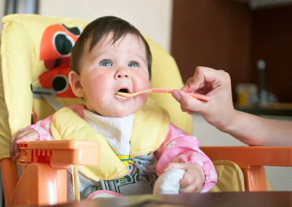 Madre alimenta a la pequeña hija —  Fotos de Stock