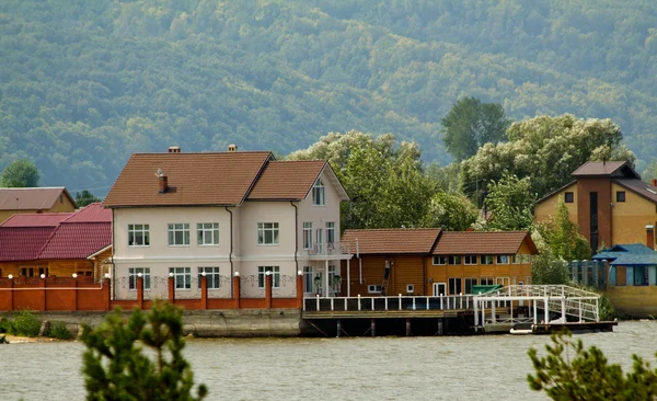 Huizen aan de oever van de rivier de Wolga — Stockfoto