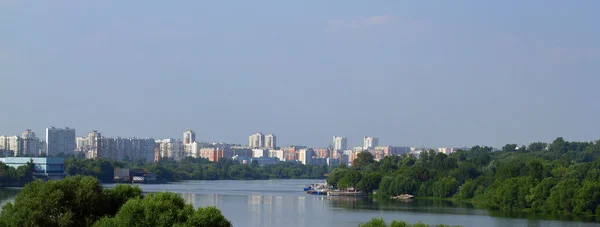 Paisaje urbano con río Imágenes de stock libres de derechos