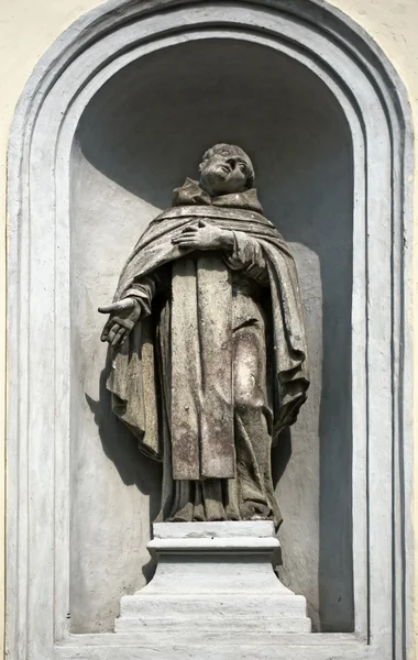 Statue eines Priesters — Stockfoto