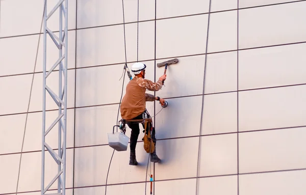 Un hombre limpiando ventanas — Foto de Stock