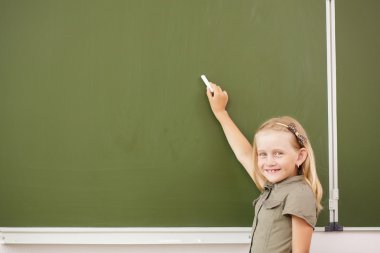 blackboard yakınındaki scoolgirl ayakta
