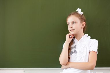 blackboard yakınındaki scoolgirl ayakta