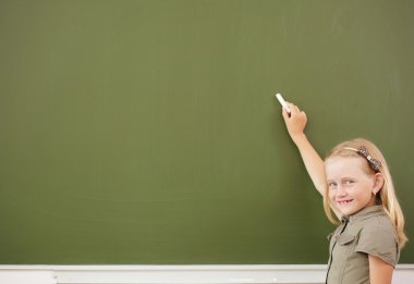 blackboard yakınındaki scoolgirl ayakta