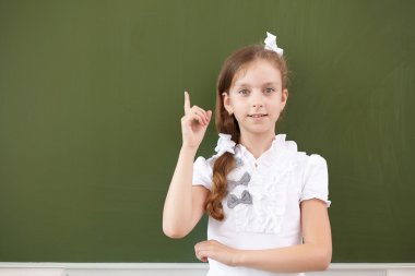 blackboard yakınındaki scoolgirl ayakta