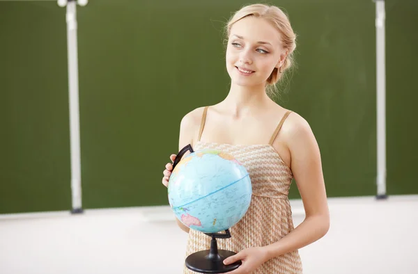 Professor na escola com um globo — Fotografia de Stock