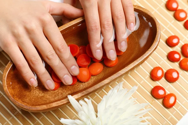 Vrouw krijgt manicure — Stockfoto