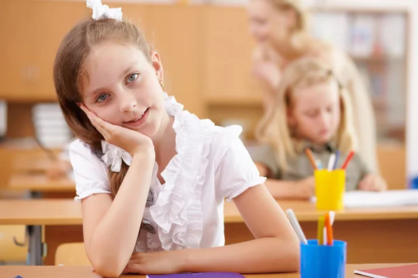 Liten flicka på skolklass — Stockfoto