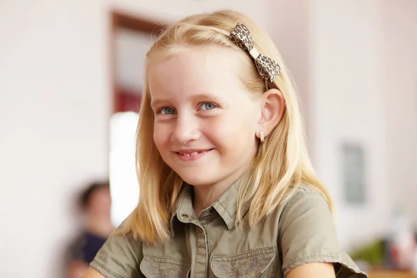 Menina na aula da escola — Fotografia de Stock