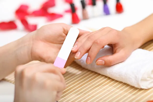 La mujer se está haciendo la manicura — Foto de Stock