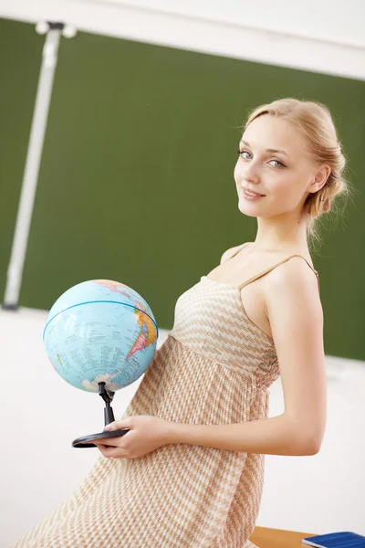 Professor na escola com um globo — Fotografia de Stock