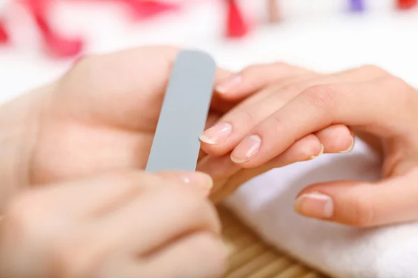 Vrouw krijgt manicure — Stockfoto