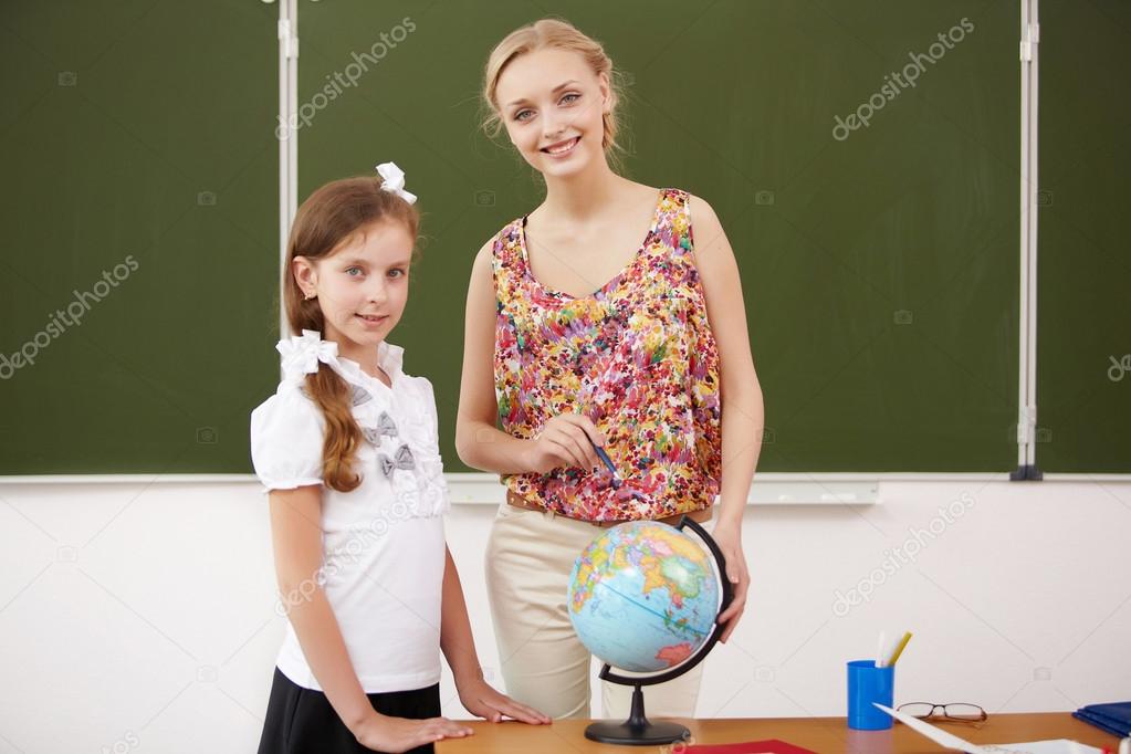 Две ученицы учительницу. Молодая учительница и ученик. Ученик ученица учитель учитель. Училка и ученицц.
