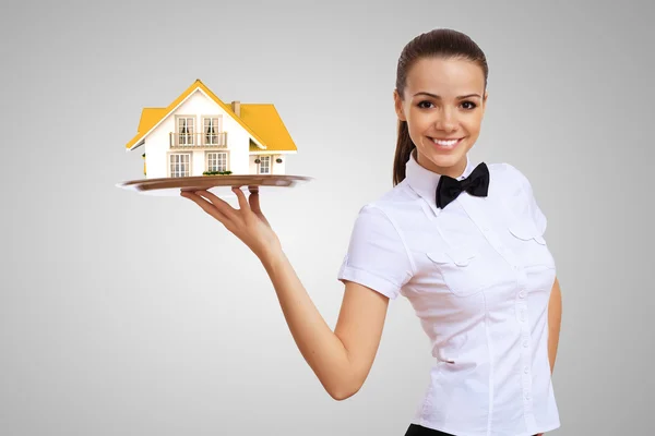 Waitress holding a tray with a house on it — Stock Photo, Image