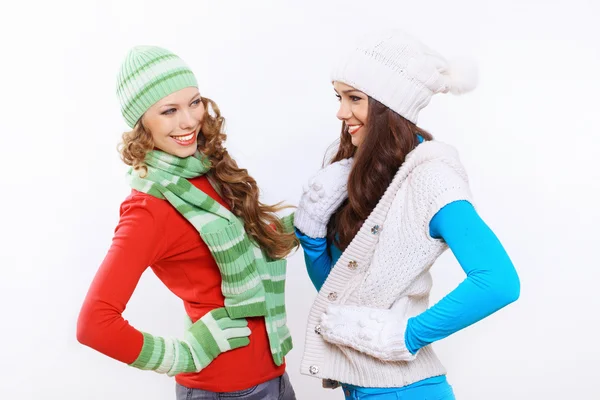 Mladá žena nosí zimní čepice a teplý šátek — Stock fotografie