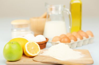 süt yumurta ve bir cam kavanoz içinde