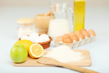 süt yumurta ve bir cam kavanoz içinde