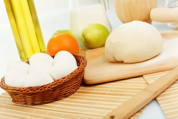 Produtos diferentes para fazer pão na mesa — Fotografia de Stock