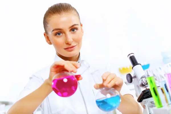 Jovem cientista que trabalha em laboratório — Fotografia de Stock