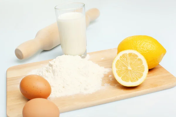 Prodotti diversi per fare il pane — Foto Stock